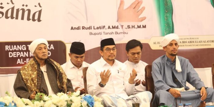 Pemkab-Tanah-Bumbu-gelar-istighosah-dan-doa-bersama-di-Masjid-Al-Falah-masyarakat-dan-pemerintah-berdoa-hadapi-kemarau-dan-karhutla-1024x682