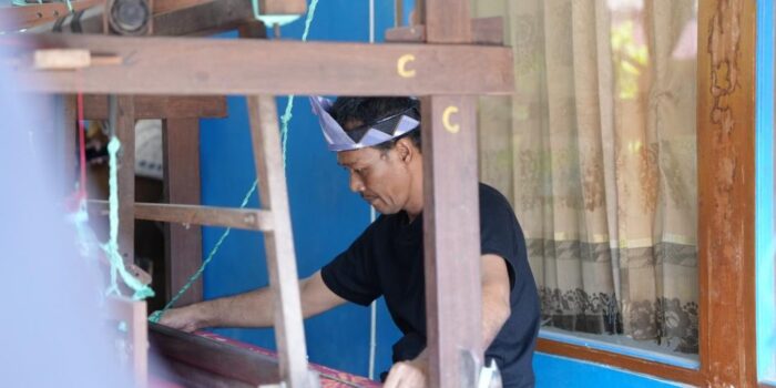 Perajin-Tenun-Pagatan-di-Tanah-Bumbu-1024x684