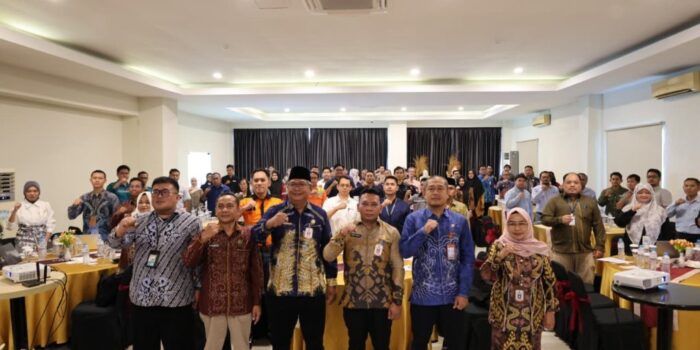 sosialisasi-ketenagakerjaan-Pemkab-Tanah-Bumbu-bersama-Disnakertrans-dan-BPJS-Ketenagakerjaan-di-Batulicin-1024x682